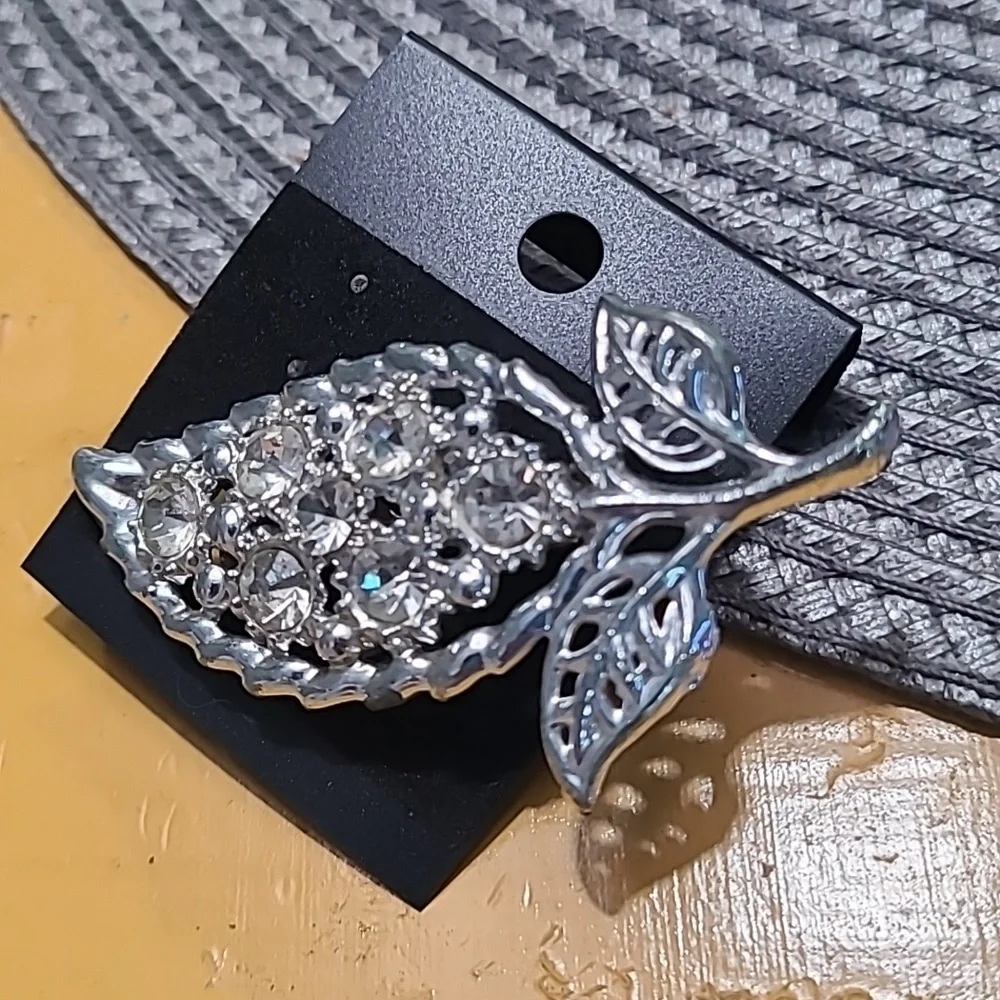 Sparkling Silver Floral‎ Brooch